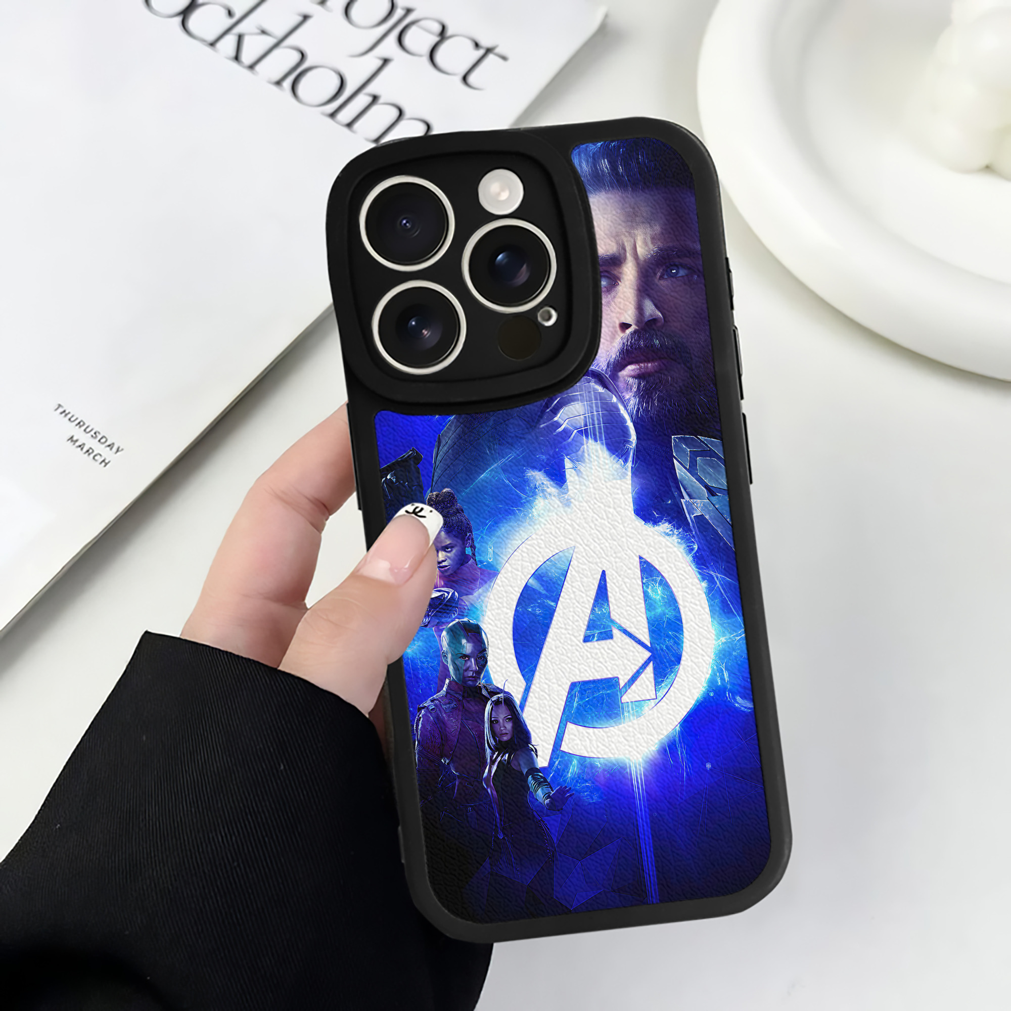 （画像用） アベンジャーズ The Avengers 【iPhone 16シリーズ対応】シリコンスマホケース（レザー調） 材質：シリコン